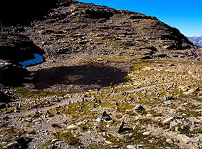 Il Lago Bertin circondato da centinaia di ometti.