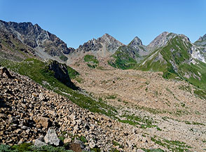 Alta Val Gravio cinta sullo sfondo da: Monte Rocciavr&egrave; (sulla sx), Punta Cristalliera, Punta Malanotte e Punta Pian Paris.