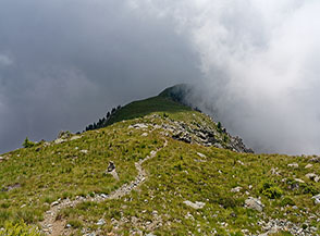 Un sentiero sopra le nuvole (Vallone di Rouen).