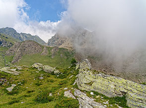 Scorcio tra le nuvole nei pressi del Lago Laus.