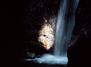 Un raggio di Sole buca l&rsquo;oscurit&agrave; ai piedi della Cascata del Cuccetto dell&rsquo;Inferno nelle gole del Canyon del Lacerno.