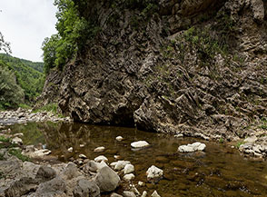 La roccia incontra l&rsquo;acqua sul fondo delle Gole del Salto.