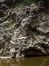 La roccia incontra l&rsquo;acqua sul fondo delle Gole del Salto.