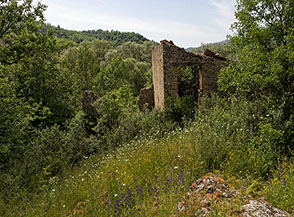 Rovine di un&rsquo;abitazione lungo l&rsquo;avventuroso sentiero per il Castello di Macchiatimone.