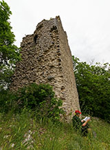 Ai piedi della torre quadrangolare del Castello di Macchiatimone.