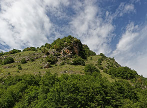 Uno dei colli che sovrasta l&rsquo;uscita delle Gole del Salto.