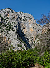 Vista su Punta Cucuttos che domina l&rsquo;ingresso alle Gole di Gorropu.