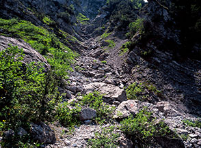 Selvaggio canalone di roccia che si attraversa alla testata della Valle di Cassiglio.