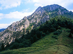 Il Passo Baciamorti, alle cui spalle si erge il Monte Venturosa.