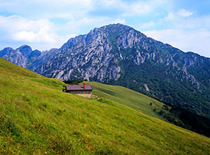 La Baita Rudera con lo sfondo del Monte Venturosa.