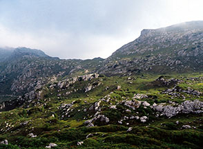 Ai margini dei Piani di Artavaggio si alzano i contrafforti rocciosi di Cima Piazza.