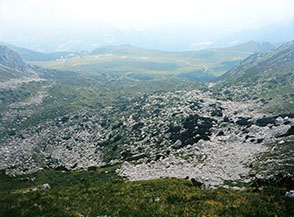 La Valle dei Megoff ai cui piedi si stendono i Piani di Bobbio.