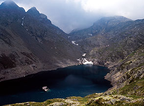 Il grande lago che colma la Valle dell&rsquo;Inferno.