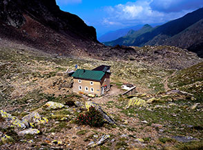 Il Rifugio FALC, sotto la Bocchetta di Valvarrone.