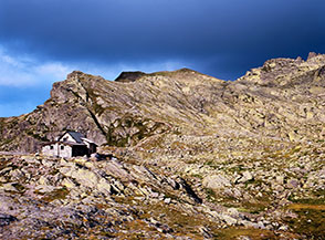 Il Rifugio Benigni (in fase di ampliamento), solitaria sentinella alla Cima di Valpianella o Piazzotti (sullo sfondo).