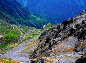Lungo il Sentiero Alto uno stupendo affaccio sulla Valle di Coca, di cui s&rsquo;intravede il rifugio.