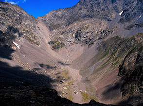 La grande conca glaciale alla testata della Valle di Coca.