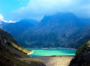 Il grande bacino artificiale del Lago del Barbellino, alle sue spalle Pizzo Recastello incappucciato dalle nuvole.