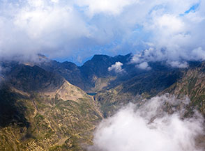 Dal Pizzo Recastello vista sui monti che racchiudono il Lago della Malgina.