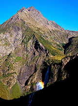 Il massiccio del Pizzo di Coca fa da sfondo al piccolo arcobaleno mattutino delle Cascate del Serio.