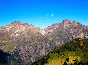 Il Pizzo di Redorta ed il Pizzo Coca si contrappongono sotto un cielo turchese (visti nei pressi di Flex o Fles Alta).