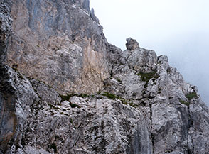 L&rsquo;attraversamento alto del canalone lungo la Via Ferrata Passo della Porta.