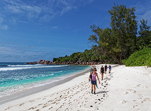 Sulla spiaggia di Anse Coco.
