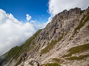 Affaccio sulla testata del Canalone Porta con la Parete Sud-Est della Grignetta (in alto sulla dx si nota il Bivacco Ferrario).
