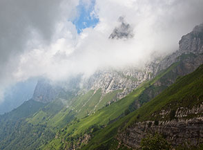 Vista sui vasti pendii prativi alle pendici dei Sassi (Sasso Cavallo, Sasso di Sengg e Sasso dei Carbonai).