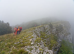 Sulla cresta che guarda la Valle dell&rsquo;Infernaccio nello spostamento verso l&rsquo;Ingresso Alto della Grotta dei Cinque Laghi.