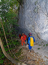Fianco alla fascia rocciosa che precede l&rsquo;Ingresso Alto della Grotta dei Cinque Laghi.