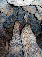 Due grosse stalagmiti subito dopo la strettoia dell&rsquo;Ingresso Alto (Grotta dei Cinque Laghi).