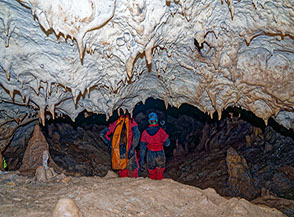 Verso la Sala del Guano (Grotta dei Cinque Laghi).
