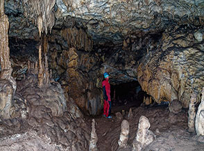 Nel Ramo Fossile alla Grotta dei Cinque Laghi.