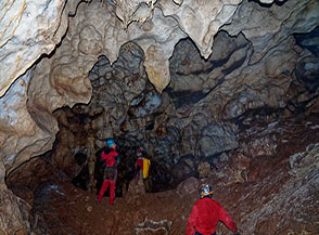 Nel Ramo Fossile alla Grotta dei Cinque Laghi.