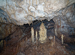 Nel Ramo Fossile alla Grotta dei Cinque Laghi.