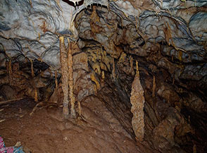Nel Ramo Fossile alla Grotta dei Cinque Laghi.