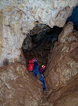 All&rsquo;imbocco della strettoia che conduce al tratto finale del Ramo dei Laghi (Grotta dei Cinque Laghi).