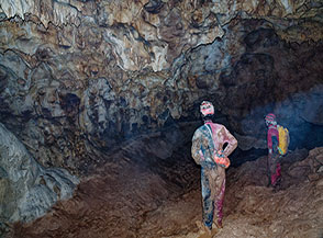 Il bacino asciutto di uno dei laghetti normalmente presenti nella Grotta dei Cinque Laghi.