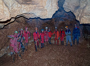 Il gruppo prima dell&rsquo;uscita dall&rsquo;Ingresso Basso (Grotta dei Cinque Laghi).