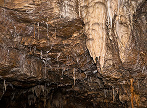 Le sottili stallattiti chiamate Capelli d&rsquo;angelo alla Grotta del Vento.