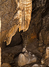Stalagmiti in formazione nei pressi della Sala del Ciondolo alla Grotta del Vento.
