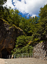 L&rsquo;entrata della Grotta del Vento nel comune di Vergemoli alle pendici delle Apuane.