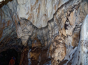 Grotta di Campo Braca: nel ramo attivo (si nota sulla parete il segno lasciato da un allagamento).