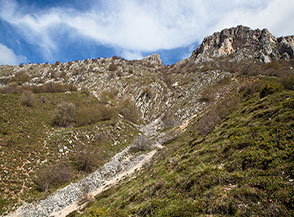 La testata della piccola Valle Lama alle pendici dei contrafforti rocciosi della Cresta Sud-Ovest del Velino.