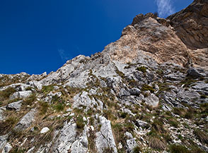 Scorcio sulla parete rocciosa che incombe sopra di noi poco prima di raggiungere la Grotta di San Benedetto.