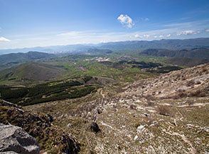 Il maestoso panorama a valle verso la Piana del Fucino che si gode dalla Grotta di San Benedetto.