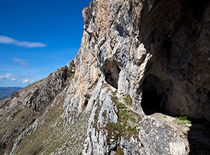 La Grotta di San Benedetto tra le pareti di roccia che segnano l&rsquo;inizio della Cresta Sud-occidentale del Velino.