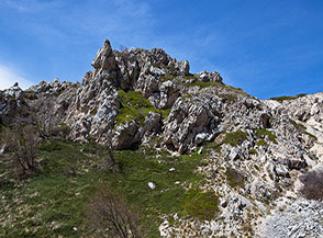 Il grosso sperone roccioso che s&rsquo;incontra risalendo oltre la Grotta di San Benedetto.