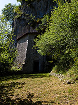 L&rsquo;Eremo di San Michele, in un angolo remoto e suggestivo ai piedi di una falesia affacciata sulla Valle del Turano.
